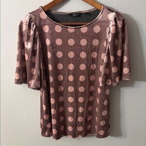 G by Giuliana Pink Polka Dot velvet Top Sleek Minimal Look